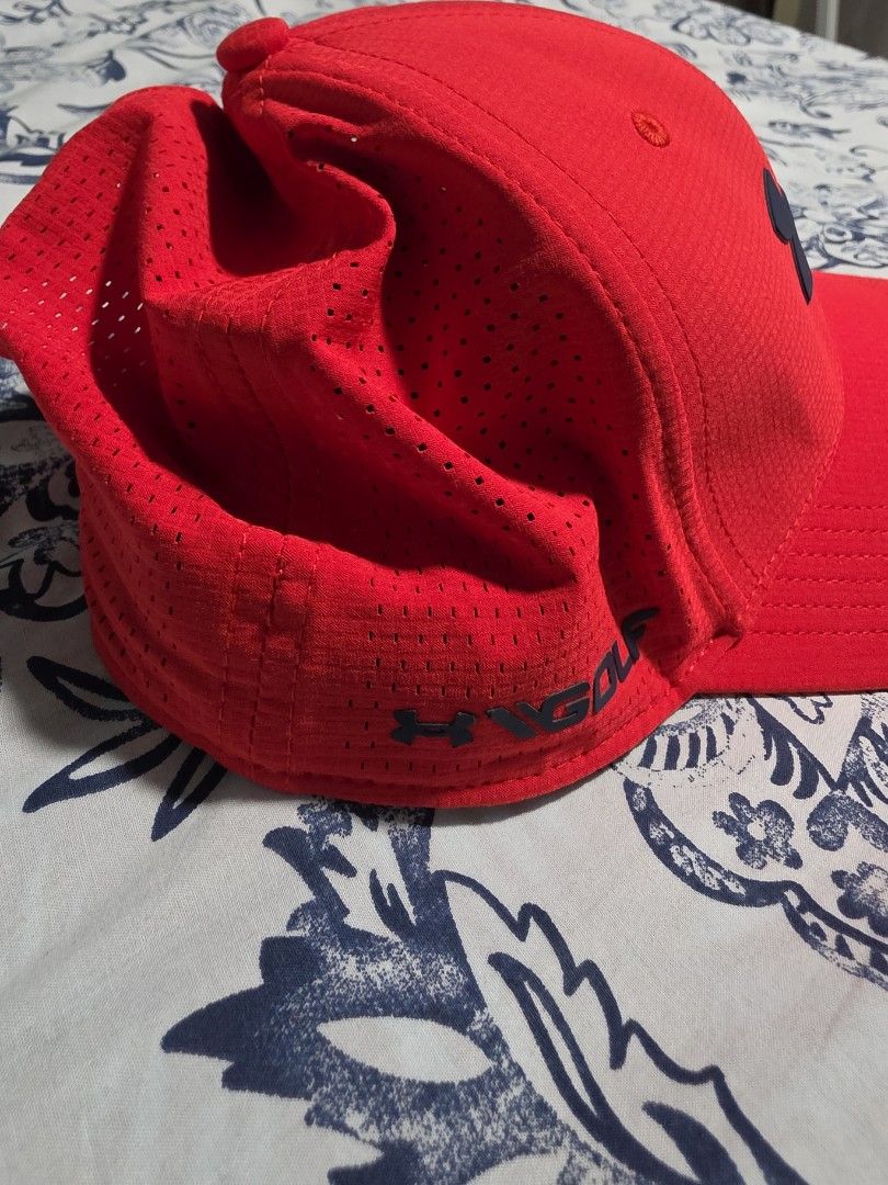 Cap (Category: Activewear) located in Singapore. Submitted by randomstuffs07 (Listing ID 1456176539, Image 3). Description: to be honest, not too sure where to check the sizing but for adults. unisex..