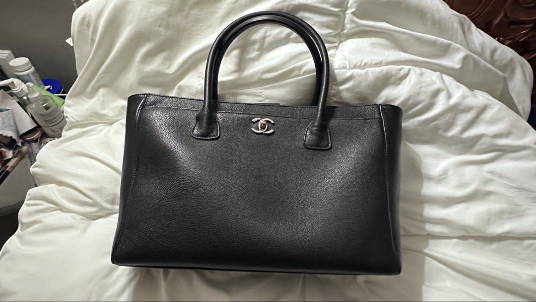 Chanel Executive Tote Black - cerf (Category: Luxury Bags & Wallets) located in Batangas. Submitted by ikhalifa168 (Listing ID 1453575861, Image 2). Description: - Classic black Chanel tote bag - Made with luxurious caviar leather - Signature silver CC logo hardware - Comfortable top handles for carrying - Spacious interior for all your essentials - Ideal for everyday use or travel I dont have any authenticity certificate thats why im selling it 