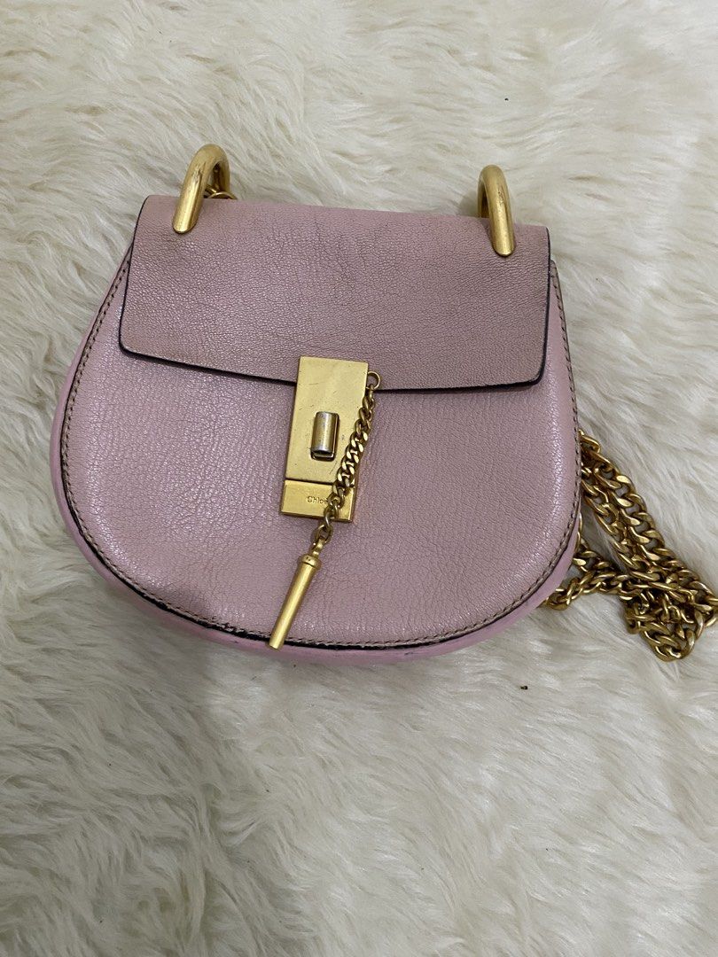 Chloe Pink Leather Chain Shoulder Bag (Category: Luxury Bags & Wallets) located in San Antonio. Submitted by clinicallycute_. (Listing ID 1456169359, Image 3). Description: - Authentic Chloe bag - Pink textured leather - Gold chain strap - Signature Chloe clasp closure - Made in Italy - Serial number visible inside - Versatile for day or night use Marikina City.