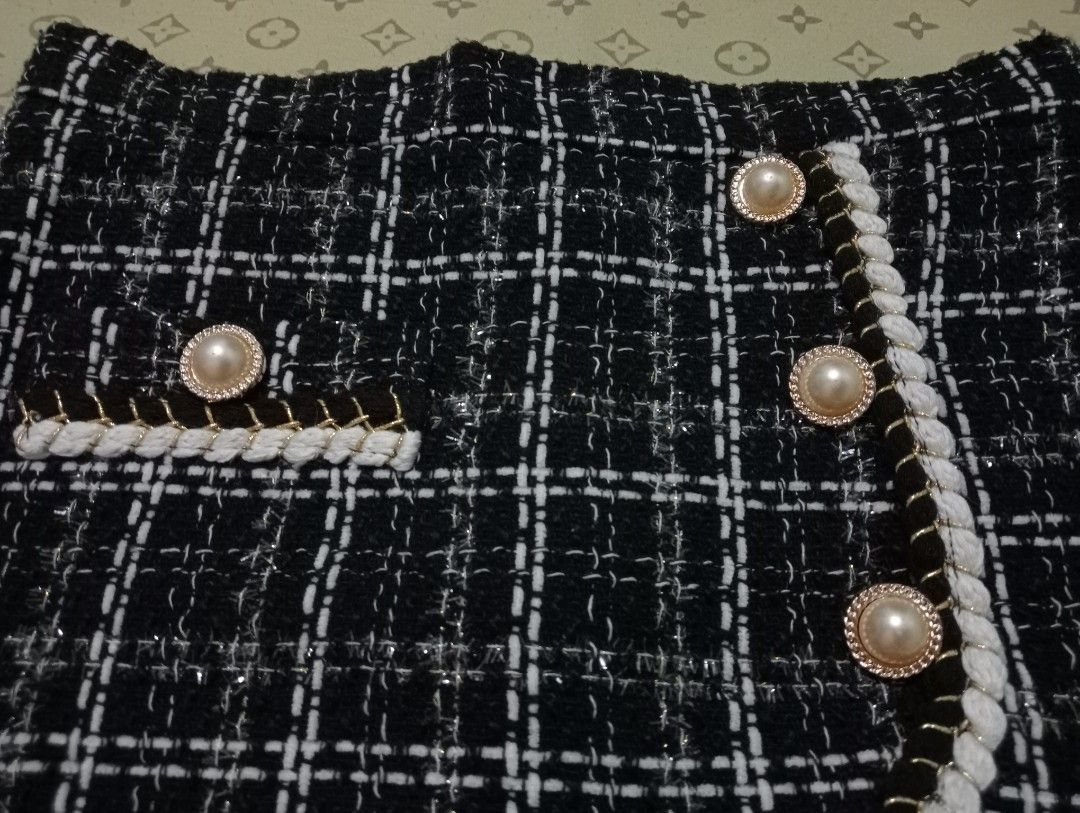 Classic Tweed Checkered Mini Skort (Category: Skirts) located in Naga. Submitted by declutter_it (Listing ID 1456210964, Image 2). Description: Luxury-style tweed, pearl buttons, braided trim, built-in shorts. Flattering A-line fit — great for smart casual, dates, or school. Flaws: Very faint tiny snag; no holes/rips/loose buttons. Pre-loved & looks like new SIZE: Medium Waist: 27-28 inches Length: 14 inches.
