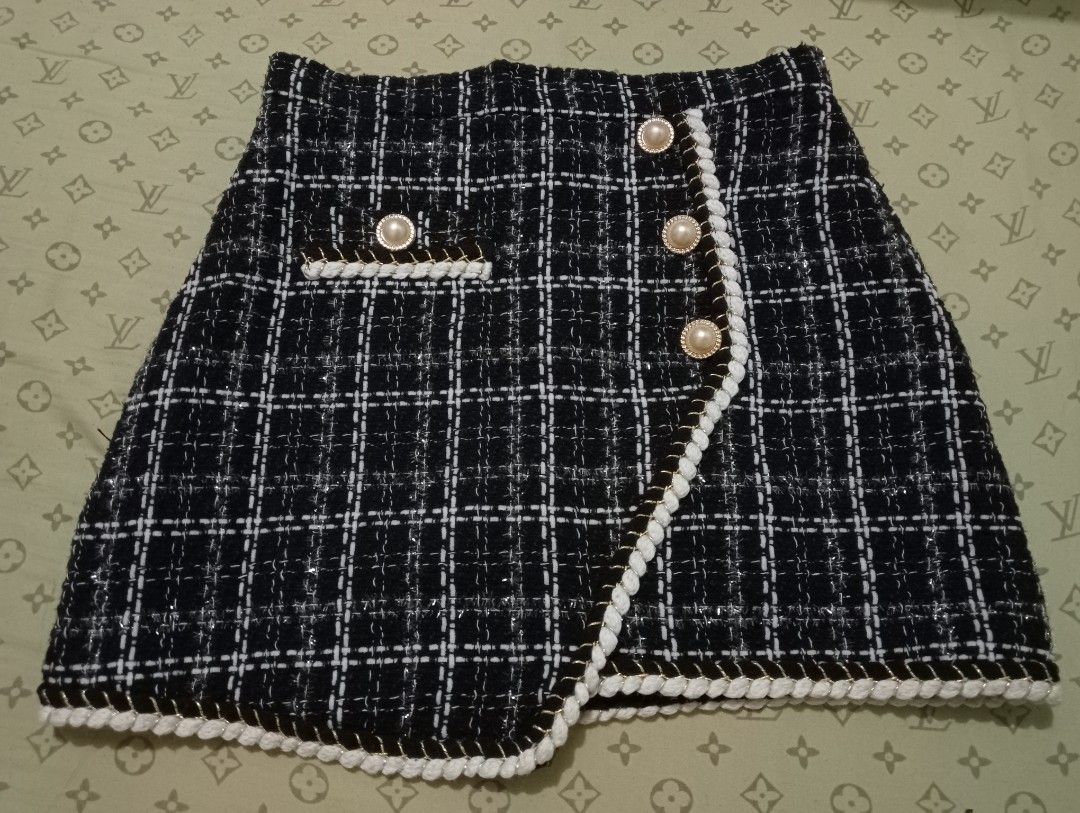Classic Tweed Checkered Mini Skort (Category: Skirts) located in Naga. Submitted by declutter_it (Listing ID 1456210964, Image 1). Description: Luxury-style tweed, pearl buttons, braided trim, built-in shorts. Flattering A-line fit — great for smart casual, dates, or school. Flaws: Very faint tiny snag; no holes/rips/loose buttons. Pre-loved & looks like new SIZE: Medium Waist: 27-28 inches Length: 14 inches.
