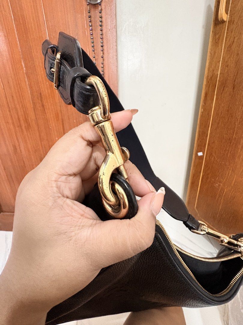 Coach Jes Hobo Bag (Category: Luxury Bags & Wallets) located in Manila. Submitted by mamathingz (Listing ID 1456107614, Image 2). Description: .