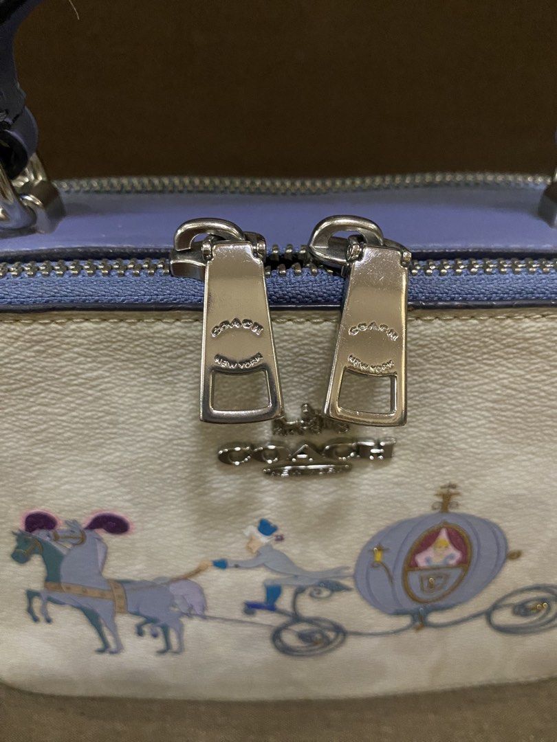 Coach Bag (Category: Purses & Pouches) located in San Antonio. Submitted by pixiechromzzz (Listing ID 1456131023, Image 2). Description: -Coach X disney Vanity Bag -with etiketa and creed -no sling strap -price is negotiable.