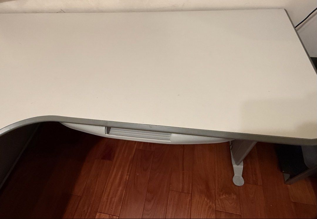 Corner Work Desk （分類：桌子）位於 Hong Kong。 由 lucifer122 提交（商品編號 1456095821，圖片 3）。簡介： Hey there! Looking to maximize your space? Check out this awesome L-shaped corner work desk. It's perfect for your home office or study nook, giving you plenty of room to spread out. The clean, ergonomic white tabletop is super versatile and will fit into any decor. Plus, it comes with two handy pull-out drawers for keeping your essentials tidy. Pickup in Midlevels。