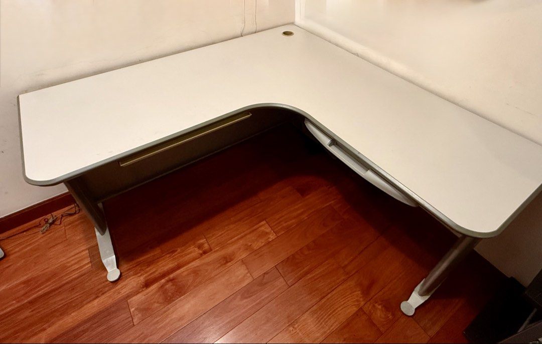 Corner Work Desk （分類：桌子）位於 Hong Kong。 由 lucifer122 提交（商品編號 1456095821，圖片 1）。簡介： Hey there! Looking to maximize your space? Check out this awesome L-shaped corner work desk. It's perfect for your home office or study nook, giving you plenty of room to spread out. The clean, ergonomic white tabletop is super versatile and will fit into any decor. Plus, it comes with two handy pull-out drawers for keeping your essentials tidy. Pickup in Midlevels。