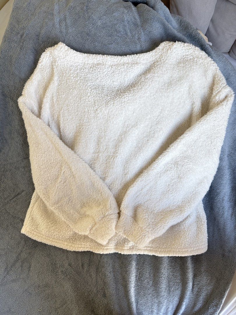 Cream Fuzzy V-Neck Sweater - 200 (Category: Coats, Jackets and Outerwear) located in Makati City. Submitted by dd_dls (Listing ID 1456136122, Image 2). Description: RUSH SALE, READ DESCRIPTION PLEASE!! Location: Makati Price: ₱200 (LAST PRICE NA TO OKAYY) In good condition, but please keep in mind that this is a pre-loved item. Kindly manage your expectation Best fits XS–S. If you're petite, some pieces may also fit up to a size medium Waistline: