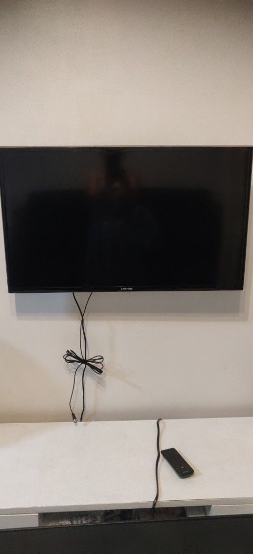 Defective Samsung Smart TV (Category: TV) located in Cebu City. Submitted by donnadiva17 (Listing ID 1456110330, Image 1). Description: - Defective Samsung Smart TV.