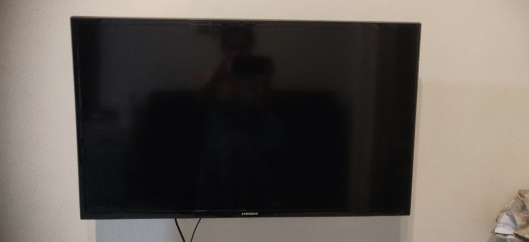 Defective Samsung Smart TV (Category: TV) located in Cebu City. Submitted by donnadiva17 (Listing ID 1456110330, Image 2). Description: - Defective Samsung Smart TV.