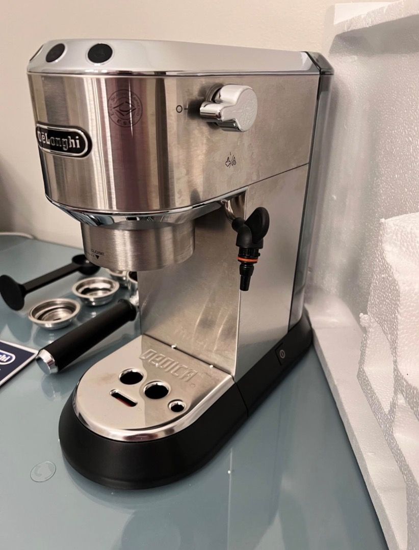 De'Longhi Espresso Machine (Category: Coffee Machines & Makers) located in Makati City. Submitted by mag.b0323d_436 (Listing ID 1456076886, Image 2). Description: .