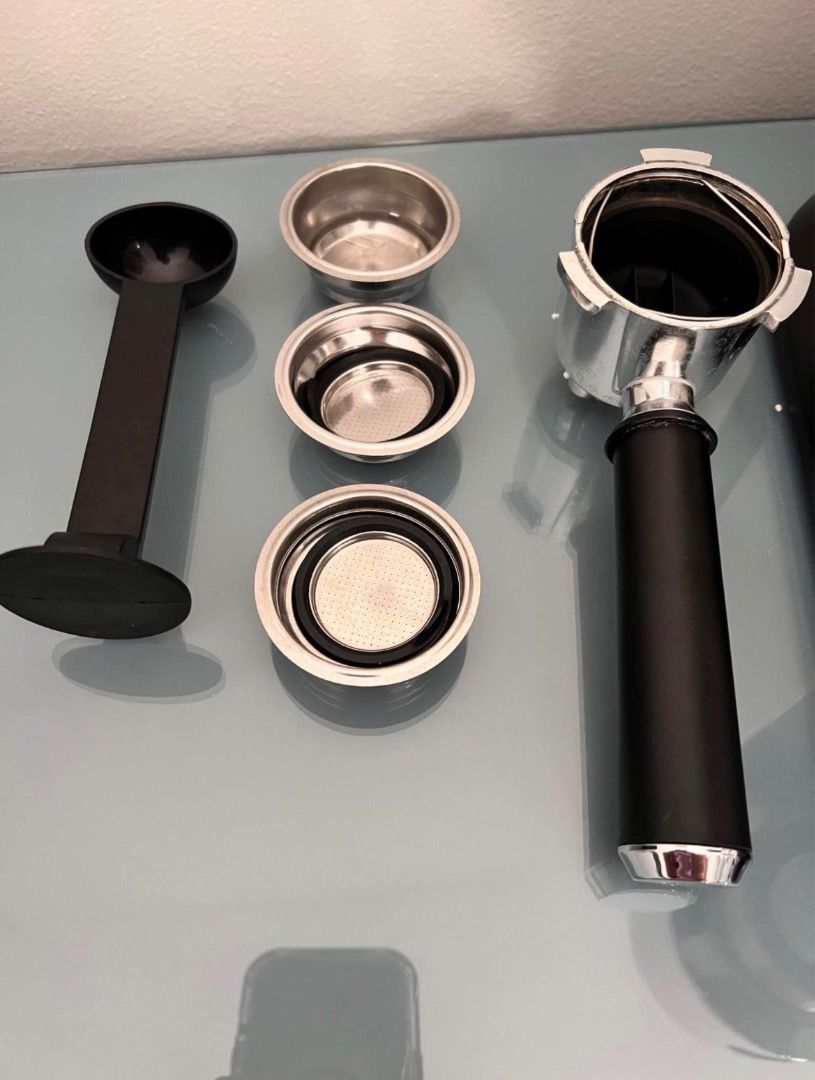 De'Longhi Espresso Machine (Category: Coffee Machines & Makers) located in Makati City. Submitted by mag.b0323d_436 (Listing ID 1456076886, Image 3). Description: .