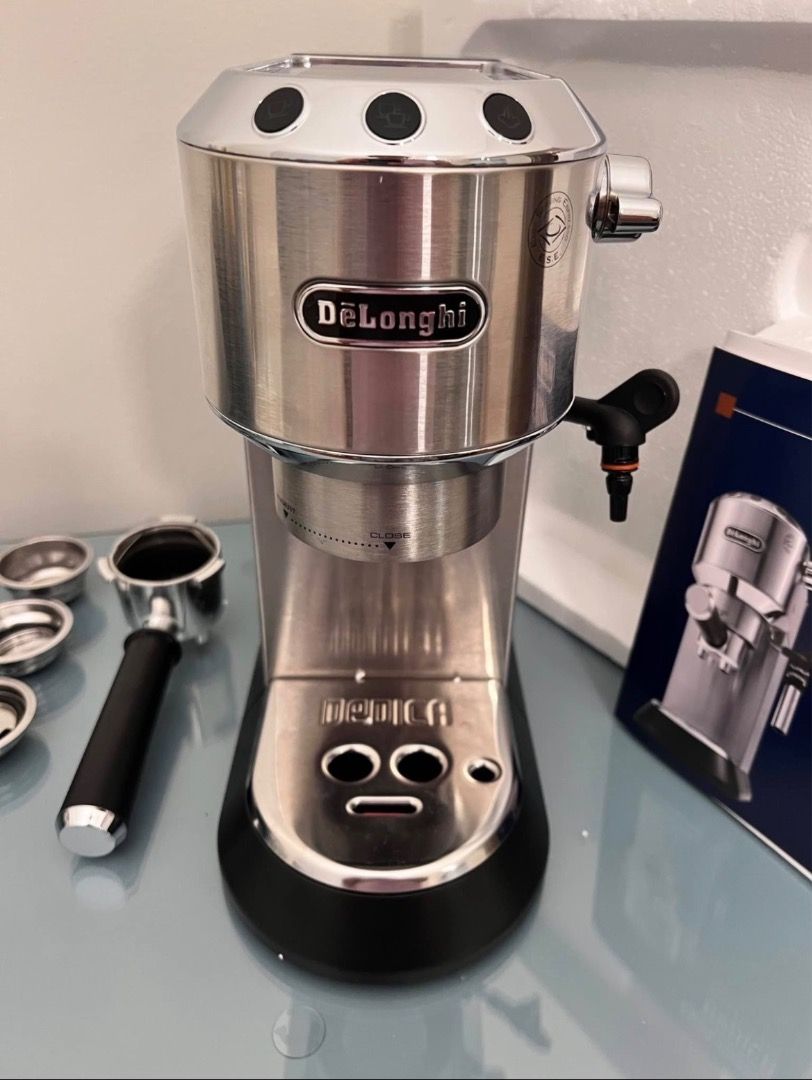 De'Longhi Espresso Machine (Category: Coffee Machines & Makers) located in Makati City. Submitted by mag.b0323d_436 (Listing ID 1456076886, Image 1). Description: .