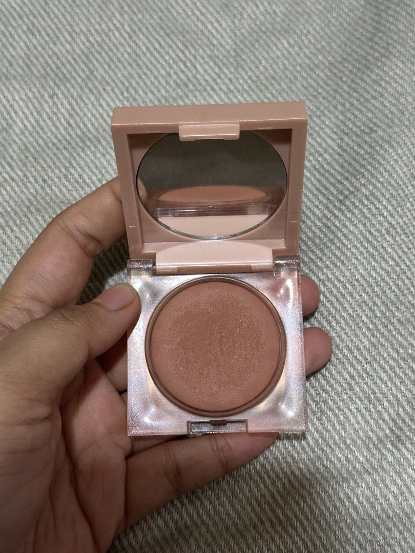 DETAIL Silk Touch Diffused Blush in Fresco (Category: Makeup) located in Taguig. Submitted by mandms09 (Listing ID 1456076814, Image 2). Description: - Silk Touch Diffused Blush - Shade: Fresco - Net Weight: 4g - Features a compact case with a mirror - Perfect for a natural-looking flush on your cheeks.
