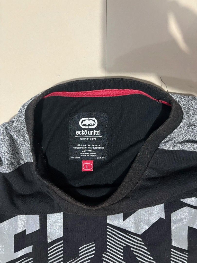 Ecko Unltd. Graphic T-Shirt (Category: Tshirts & Polo Shirts ) located in Castillejos. Submitted by fnds_wr (Listing ID 1456189318, Image 2). Description: - Brand: Ecko Unltd. - Color: Black & Grey - Size: L - Design: Classic Ecko logo graphic on front - Features: Short sleeves, crew neck - Material: Made in China - Occasion: Casual wear.