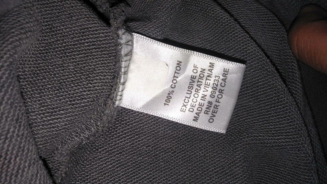 ESSENTIAL CREW NECK (Category: Formal Shirts) located in Manila. Submitted by rujirrr (Listing ID 1456054586, Image 3). Description: Essentials Pull-over size-Large issue:none condition-10/10.
