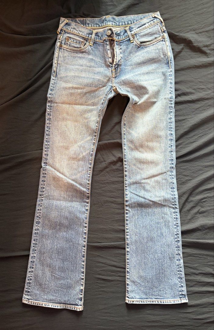 Evius （分類：牛仔褲、Leggings）位於 Hong Kong。 由 stephen4086 提交（商品編號 1456089707，圖片 6）。簡介： Evisu 牛仔褲，每條$100 1. 深色，27吋腰, 全長38吋半，小喇叭款。 2. 淺藍色，27吋腰，全長39吋，直腳款。 3. 石磨藍，編號0192 ，27吋腰，全長39吋，小喇叭款。 4. ，Bape 深藍色，29吋腰，全場38吋，直腳款。 順豐到付優先或將軍澳站交收。 。