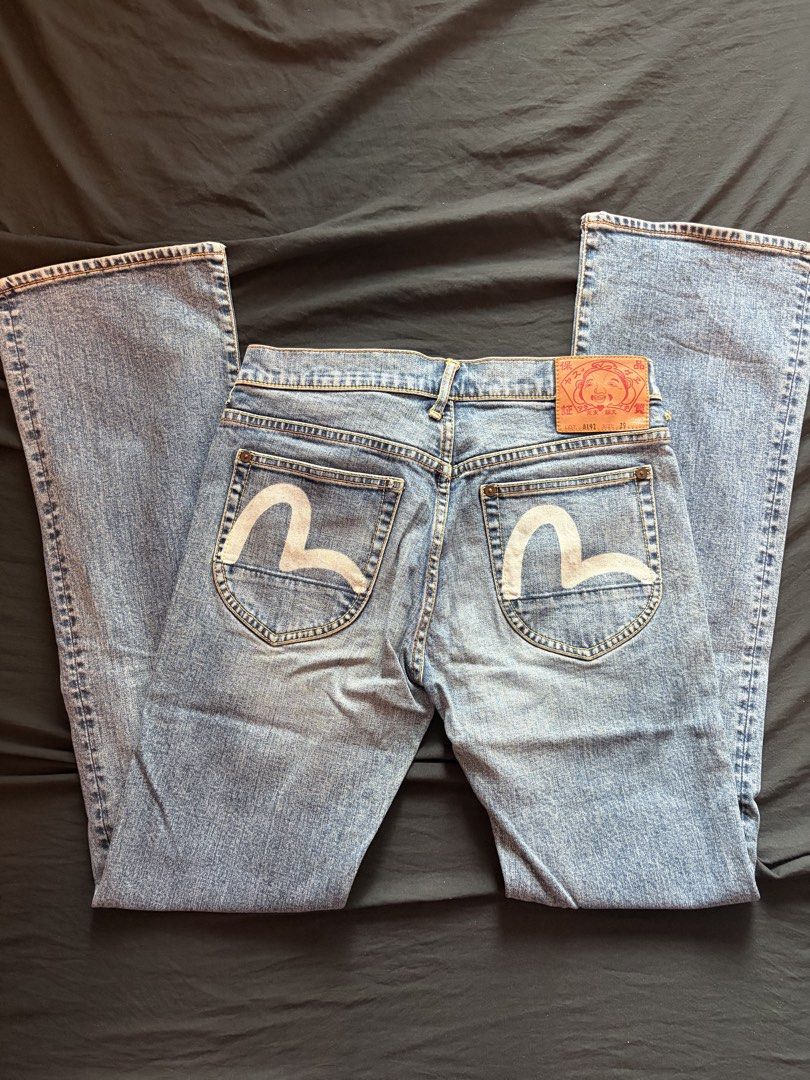 Evius （分類：牛仔褲、Leggings）位於 Hong Kong。 由 stephen4086 提交（商品編號 1456089707，圖片 5）。簡介： Evisu 牛仔褲，每條$100 1. 深色，27吋腰, 全長38吋半，小喇叭款。 2. 淺藍色，27吋腰，全長39吋，直腳款。 3. 石磨藍，編號0192 ，27吋腰，全長39吋，小喇叭款。 4. ，Bape 深藍色，29吋腰，全場38吋，直腳款。 順豐到付優先或將軍澳站交收。 。