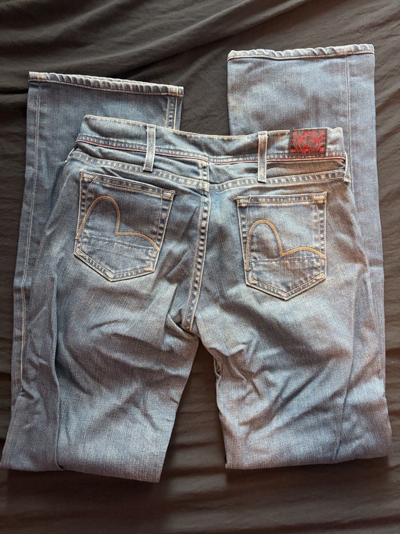 Evius （分類：牛仔褲、Leggings）位於 Hong Kong。 由 stephen4086 提交（商品編號 1456089707，圖片 3）。簡介： Evisu 牛仔褲，每條$100 1. 深色，27吋腰, 全長38吋半，小喇叭款。 2. 淺藍色，27吋腰，全長39吋，直腳款。 3. 石磨藍，編號0192 ，27吋腰，全長39吋，小喇叭款。 4. ，Bape 深藍色，29吋腰，全場38吋，直腳款。 順豐到付優先或將軍澳站交收。 。