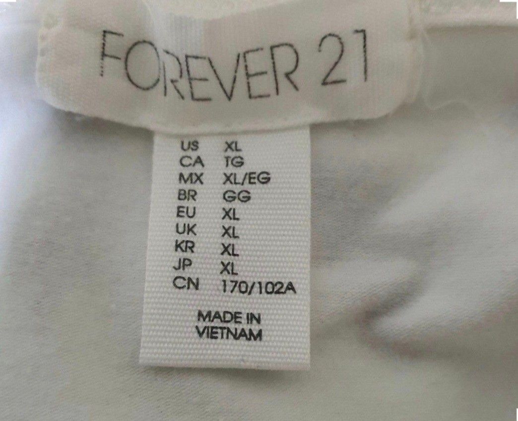 Forever 21 White Spaghetti Strap Camisole Top XL (Category: Sleeveless) located in Manila. Submitted by phoebecali (Listing ID 1456192070, Image 3). Description: - Forever 21 white camisole - Spaghetti straps - Versatile basic layering piece - Can be worn on its own or under other tops - Made in Vietnam - Size XL - Condition : used 2x only. No issues or whatsoever Taguig area 09172404648 MOP : GCASH / BDO / METROBANK / BPI .