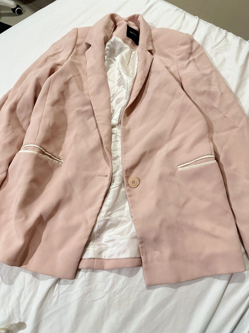 G2000 Women Pink Blazer Size 34 (Category: Coats, Jackets and Outerwear) located in Quezon City. Submitted by aleezy (Listing ID 1456099527, Image 1). Description: - G2000 Women light pink blazer - Size 34 - Single button closure - Two front pockets with white trim detail - Fully lined interior - Versatile for work or casual outfits.
