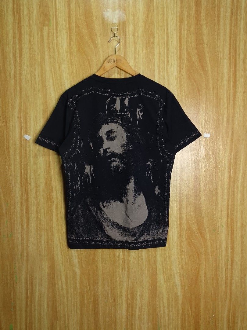 Givenchy Jesus Crown T Shirt (Category: Tshirts & Polo Shirts ) located in Santiago. Submitted by jonathanfragata21 (Listing ID 1456202886, Image 2). Description: Givenchy Jesus Crown T Shirt Width : 20.5 Length : 27 Size on tag : Can Fit to Medium Color Rate 9.5/10 Excellent Condition No Flaws Price : 650 + Shipping Fee Location : Santiago City Isabela.