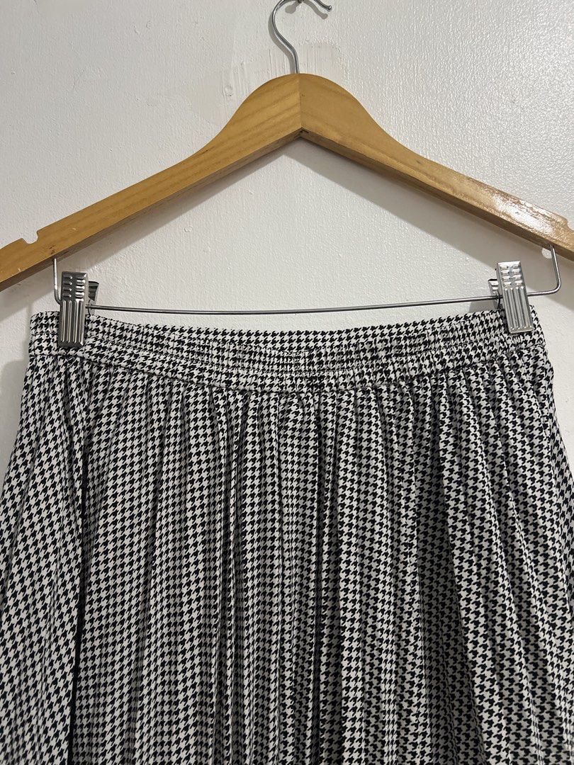 ‼️Sale‼️GU houndstooth pattern skirt (Category: Skirts) located in Las Pinas. Submitted by gaeley (Listing ID 1456071199, Image 3). Description: super pretty classic M on tag w: 27-30" l: 30".