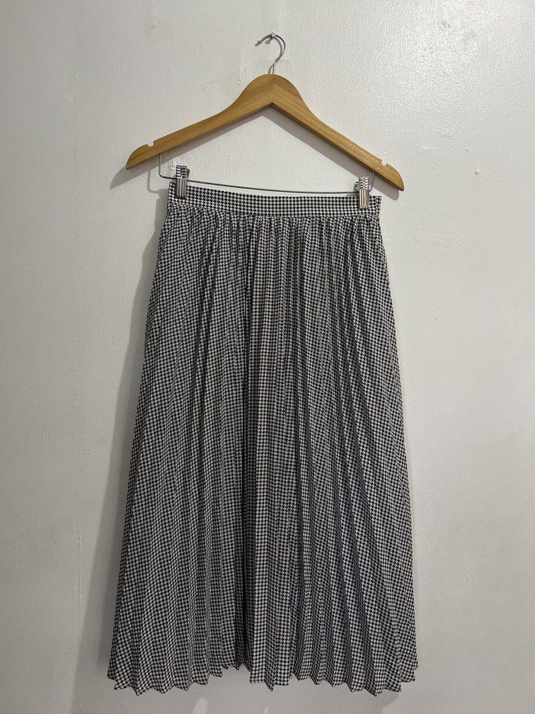‼️Sale‼️GU houndstooth pattern skirt (Category: Skirts) located in Las Pinas. Submitted by gaeley (Listing ID 1456071199, Image 1). Description: super pretty classic M on tag w: 27-30" l: 30".
