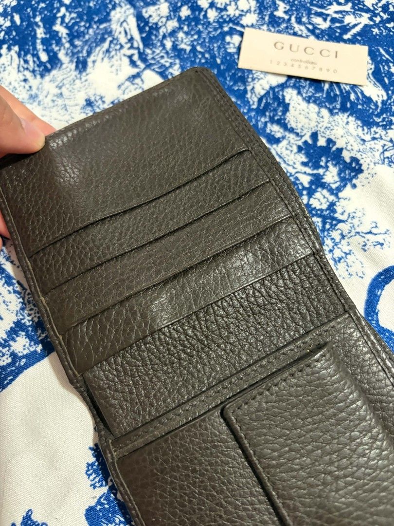 Gucci Bifold Wallet (Category: Luxury Bags & Wallets) located in Marikina City. Submitted by bglesaint (Listing ID 1456083212, Image 2). Description: very good condition personal use.