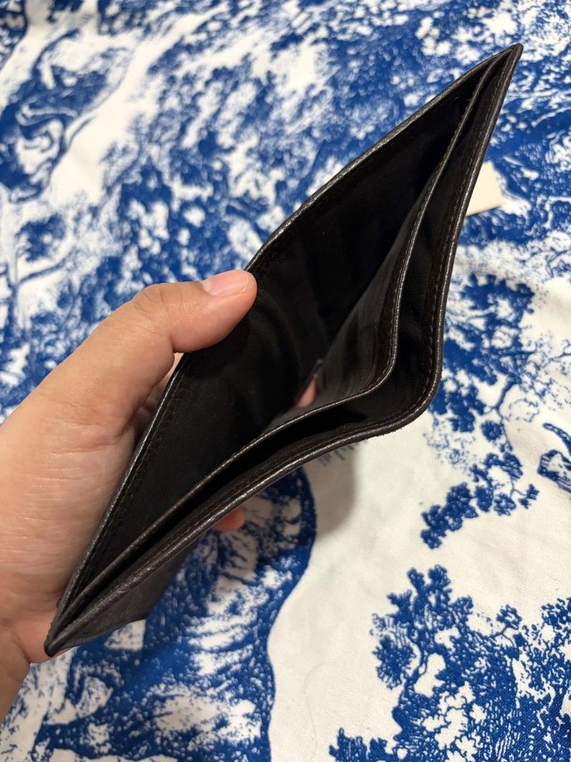 Gucci Bifold Wallet (Category: Luxury Bags & Wallets) located in Marikina City. Submitted by bglesaint (Listing ID 1456083212, Image 3). Description: very good condition personal use.