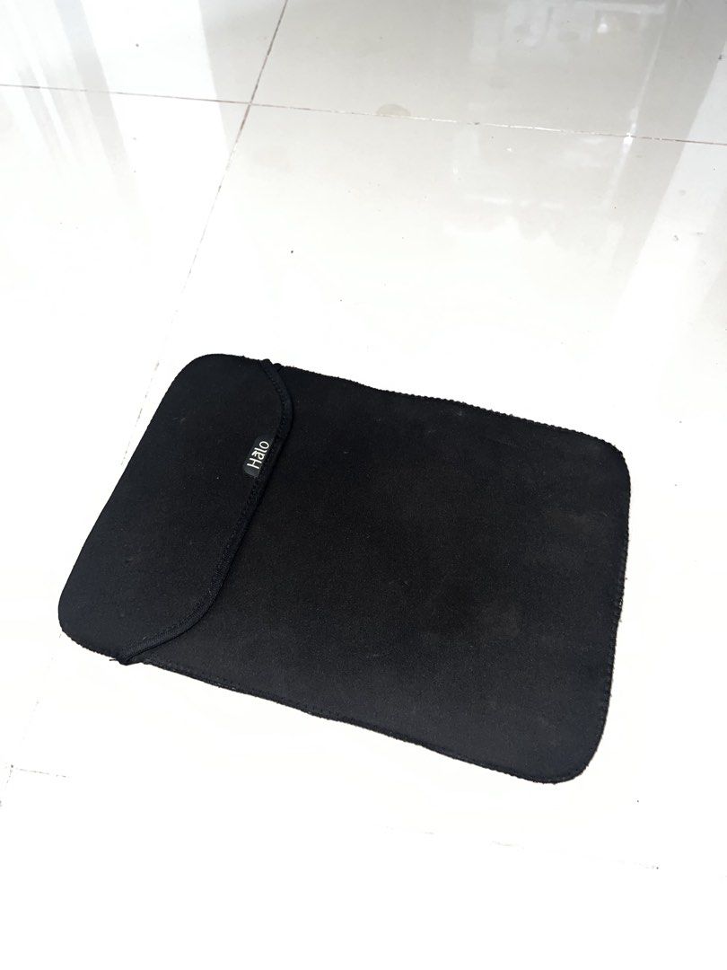 Halo Laptop Sleeve (Category: Laptop Bags & Sleeves) located in Iloilo. Submitted by trinamaweeee (Listing ID 1413791926, Image 3). Description: - Black Halo laptop sleeve - Padded design for protection - Unique white and black patterned interior lining - Curved flap closure - Halo logo visible on exterior and interior H*lo laptop tablet protector for 11inch authentic personal item size: 11x5 condition: 9.5 color: 10 issue none .