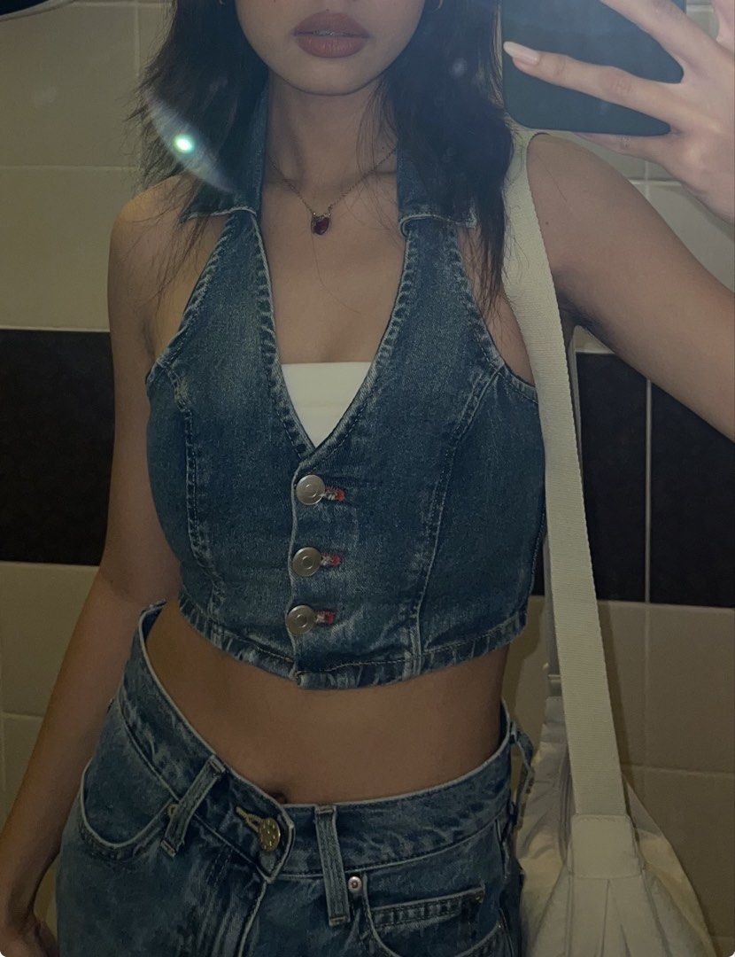 H&M Denim Button Up Halter Top (Category: Sleeveless) located in Manila. Submitted by newtlaufeyson (Listing ID 1456101197, Image 1). Description: • H&M •Denim Halter Top • Button Up •Cropped • Collared • Only worn twice.