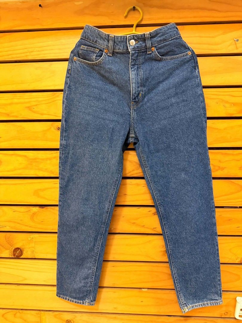 H&M Mom Jeans Blue Denim Size 6 (Category: Jeans) located in Mangaldan. Submitted by est18 (Listing ID 1456087703, Image 1). Description: - Classic blue mom jeans from H&M - High-waisted with a relaxed fit - Cropped length - Made from durable denim - Versatile staple piece for any outfit.