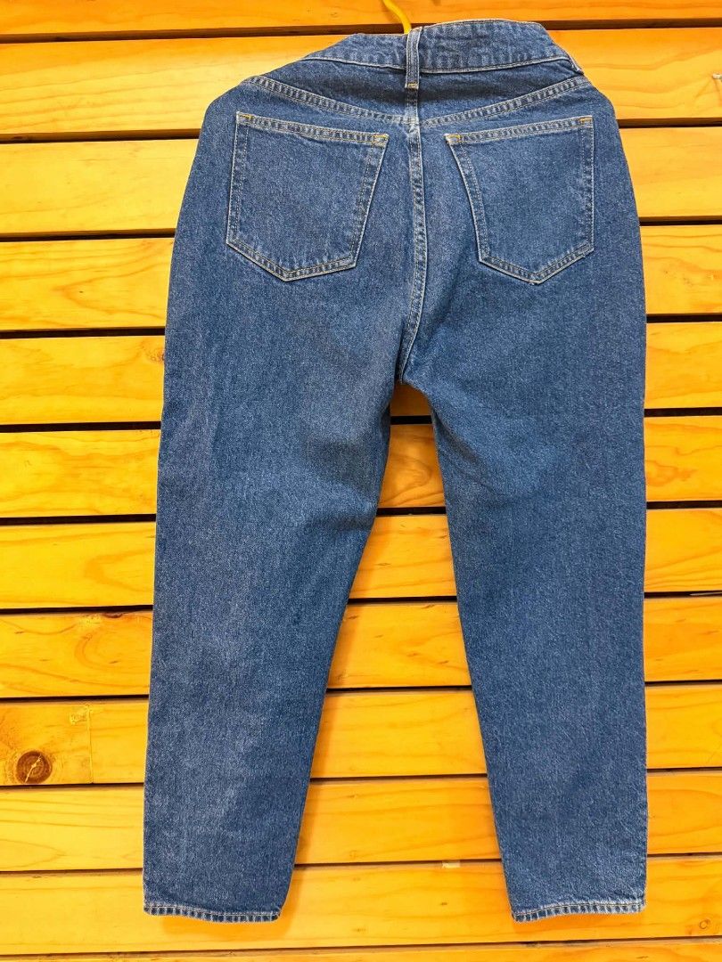 H&M Mom Jeans Blue Denim Size 6 (Category: Jeans) located in Mangaldan. Submitted by est18 (Listing ID 1456087703, Image 2). Description: - Classic blue mom jeans from H&M - High-waisted with a relaxed fit - Cropped length - Made from durable denim - Versatile staple piece for any outfit.