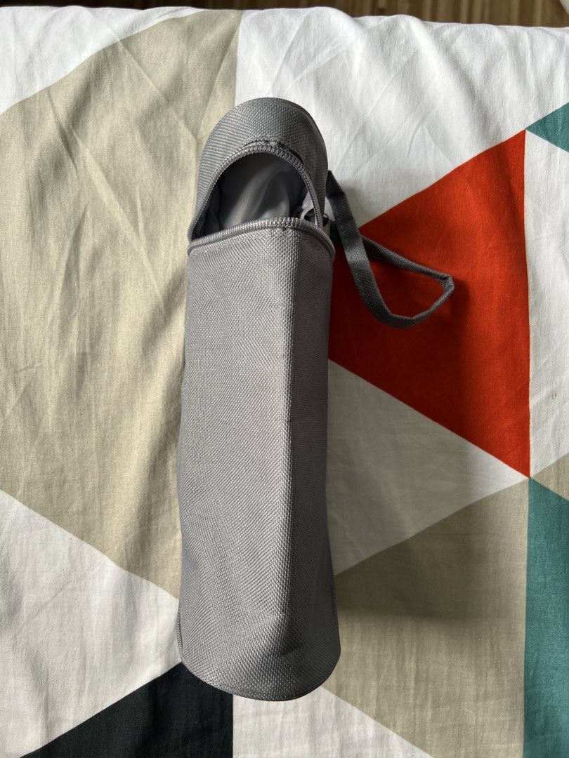 Insulated baby bottle bag (Category: Diaper Bags & Wetbags) located in Muntinlupa City. Submitted by uniquepicks (Listing ID 1456100895, Image 3). Description: - Zippered pouch with a convenient handle. - Insulated; Lined interior for added protection. - Smooth-gliding zipper for easy access. .