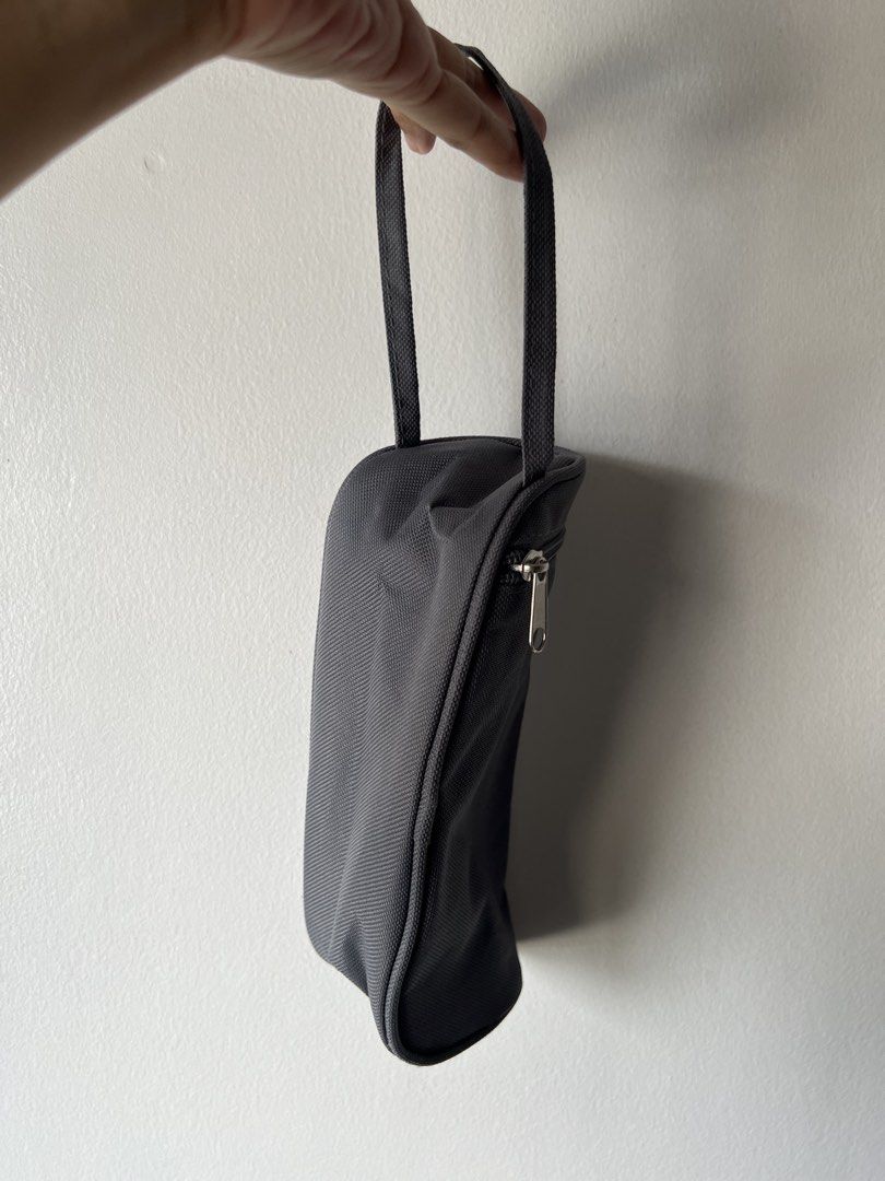 Insulated baby bottle bag (Category: Diaper Bags & Wetbags) located in Muntinlupa City. Submitted by uniquepicks (Listing ID 1456100895, Image 2). Description: - Zippered pouch with a convenient handle. - Insulated; Lined interior for added protection. - Smooth-gliding zipper for easy access. .