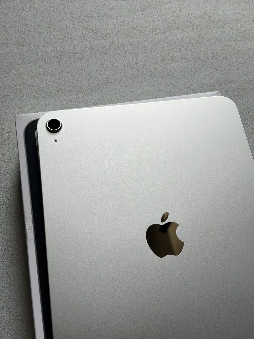 iPad 11th Gen A16 128GB Silver (Category: iPad) located in Quezon City. Submitted by apple__avenue (Listing ID 1456201282, Image 2). Description: Selling brand new condition iPad - 11th Gen - A16 - 128GB - 100% Battery health & Low Cycle count - Under warranty until 2027 - With Box, manuals, Cord, power adapater - Screen protector installed Meetups: SM North, Trinoma, SM Fairview, SM Marikina, Cubao, Qc Shipping: LBC with COD/COP & Lalamove.