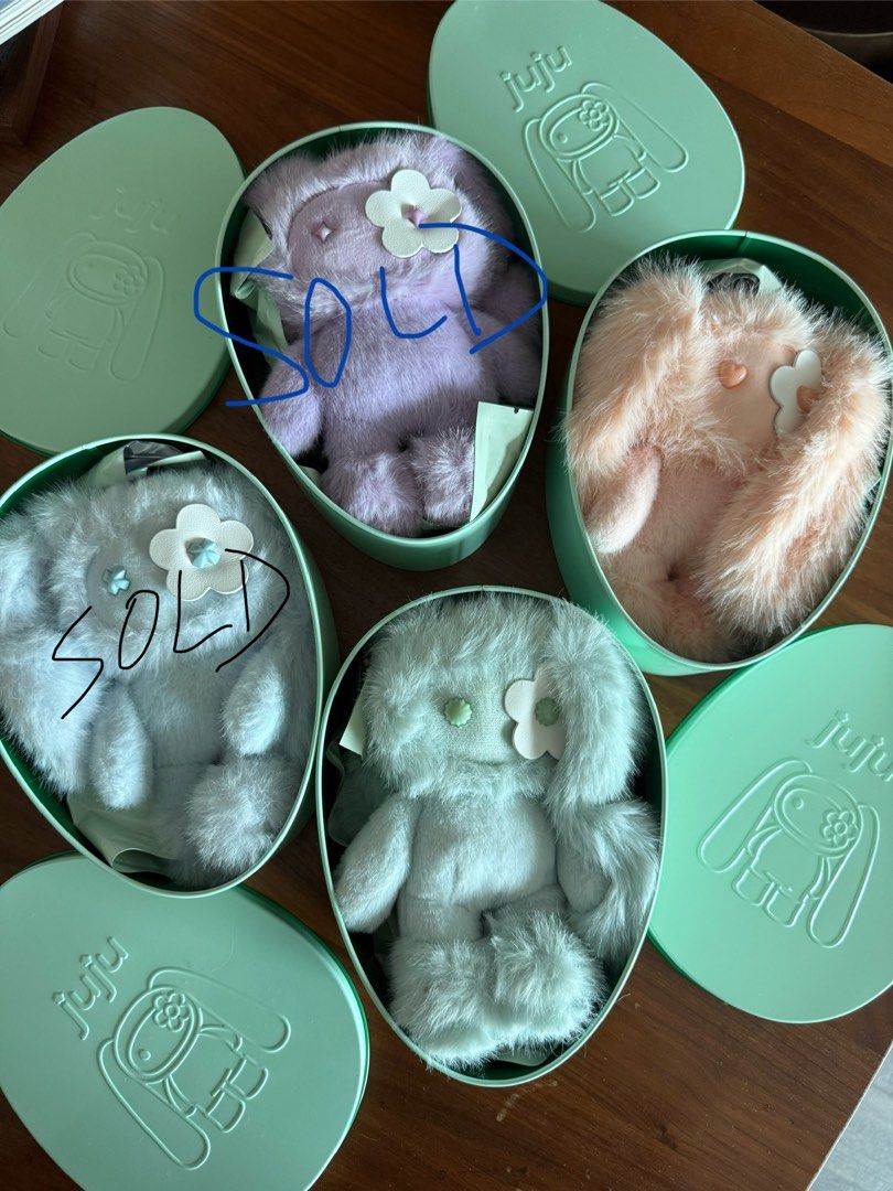 Juju Easter version （分類：絨毛玩具）位於 Hong Kong。 由 ussuss 提交（商品編號 1452258984，圖片 2）。簡介： - juju Easter version 2026 - Cleo ( light orange) / Ellis (light green) - come in full set with stickers & tin - open to exchange mismatched collection。