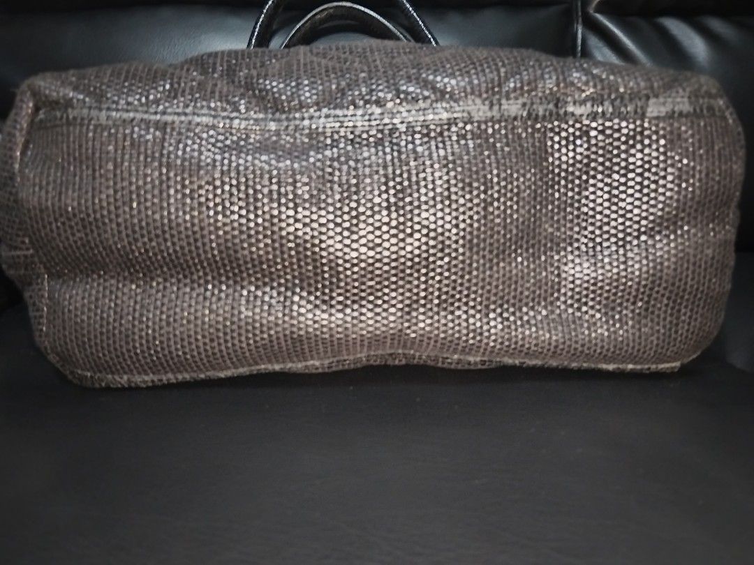 Kate Spade Quilted Hobo Bag (Category: Luxury Bags & Wallets) located in Antipolo. Submitted by gievan0725 (Listing ID 1456057801, Image 3). Description: - Black quilted Kate Spade hobo bag - Shiny textured material - Cute bow detail on the side - Patent leather handles - Polka dot interior lining - Interior zip pocket - Spacious main compartment.
