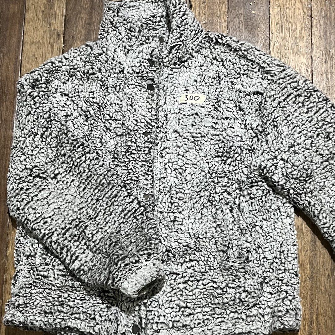 Knitted jacket (Category: Coats, Jackets and Outerwear) located in Caloocan City. Submitted by jpeg.vaults (Listing ID 1456224999, Image 1). Description: cotton loob.