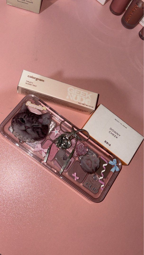 Korean make up bundle 🦢> 800 php (Category: Makeup) located in Manila. Submitted by chloerbls (Listing ID 1456194207, Image 1). Description: Hii🤗 ^ The cologram is almost untouched, actually I thought i bought the sastified fig shade but when the parcel came to me wrong shade nabigay sakin ^ The clio palette, nabagsak ko sya so my empty pans sya which is glitters, i'm morena and it's crystal clear this palette would look bad on me ^ The bbia bl
