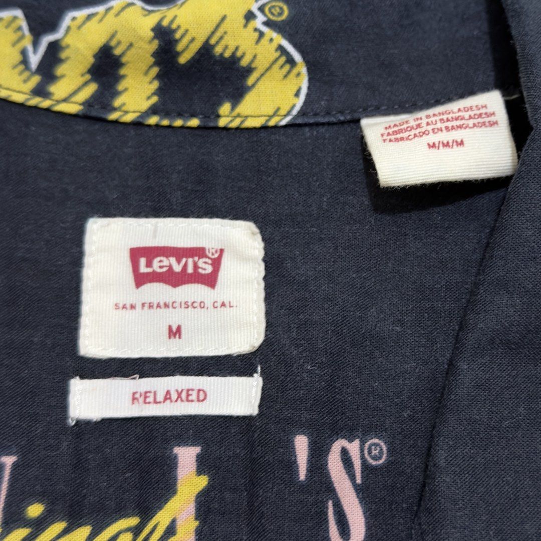Levis Graphic Print Short Sleeve Shirt (Category: Tshirts & Polo Shirts ) located in Dinalupihan. Submitted by brokencasket (Listing ID 1456205002, Image 3). Description: Levis Graphic Print Short Sleeve Shirt Size M on tag. Measurements on photo. Color may vary due to lighting..