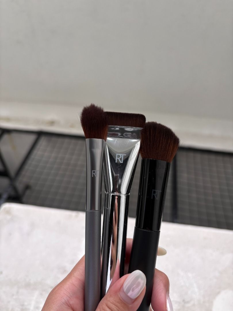 Limited Edition Chrome ERA Its Giving Base Set (Category: Makeup) located in Quezon City. Submitted by thecuratedcollective (Listing ID 1456078622, Image 2). Description: Chrome Era “It’s Giving Base” Brush Set by Real Techniques ✨ Selling my **Real Techniques Chrome Era It’s Giving Base Brush Set** — includes 3 face brushes: • 108 Soft Sculpting Brush – for natural-looking sculpting and definition • 109 Kitten Paw Concealer Brush** – perfect for