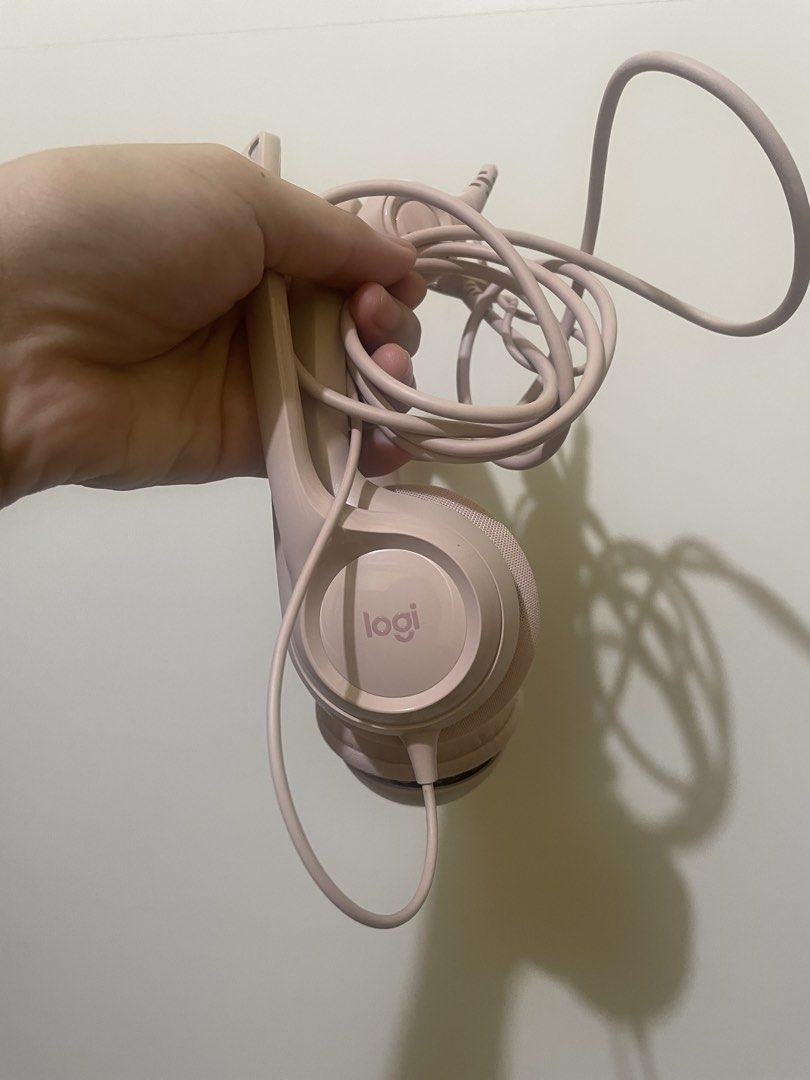 Logitech H390 (no box/ no issue) (Category: Headphones & Headsets) located in Tayabas. Submitted by heygxx (Listing ID 1451600777, Image 2). Description: NOISE CANCELLING FRESH CONDITION (but no box) bought last march lang 😭 RFS: ayaw ni client ng pink headphones.