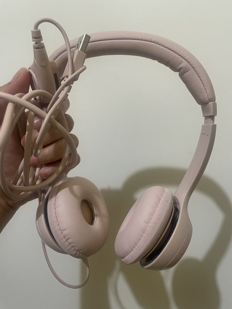 Logitech H390 (no box/ no issue) (Category: Headphones & Headsets) located in Tayabas. Submitted by heygxx (Listing ID 1451600777, Image 3). Description: NOISE CANCELLING FRESH CONDITION (but no box) bought last march lang 😭 RFS: ayaw ni client ng pink headphones.