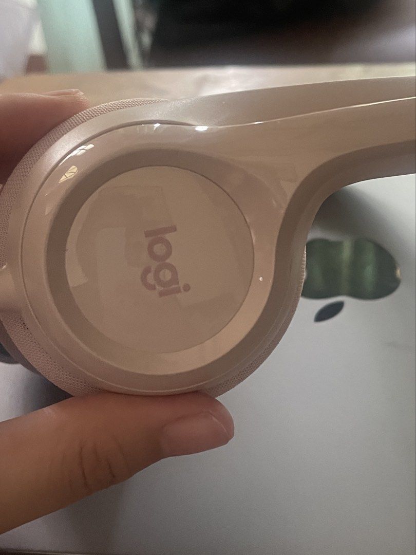Logitech H390 (no box/ no issue) (Category: Headphones & Headsets) located in Tayabas. Submitted by heygxx (Listing ID 1451600777, Image 1). Description: NOISE CANCELLING FRESH CONDITION (but no box) bought last march lang 😭 RFS: ayaw ni client ng pink headphones.