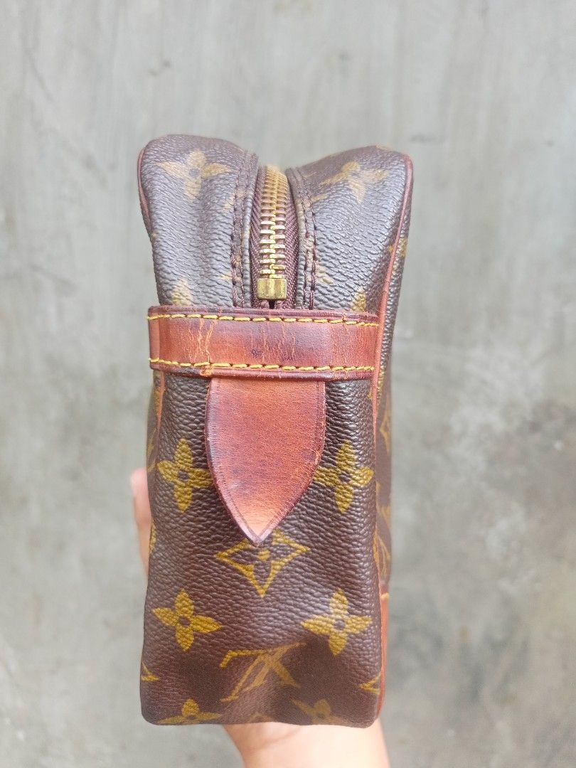 LV monogram 28 clutch bag! (Category: Luxury Bags & Wallets) located in Pagsanjan. Submitted by jj.stucci (Listing ID 1456065838, Image 3). Description: Wts!!! Vintage Elvii monogram 28 clutch bag! Authentic 100% Good condition Details are already posted! 6000 pesos only! Dm me for those who interested 📥📥.