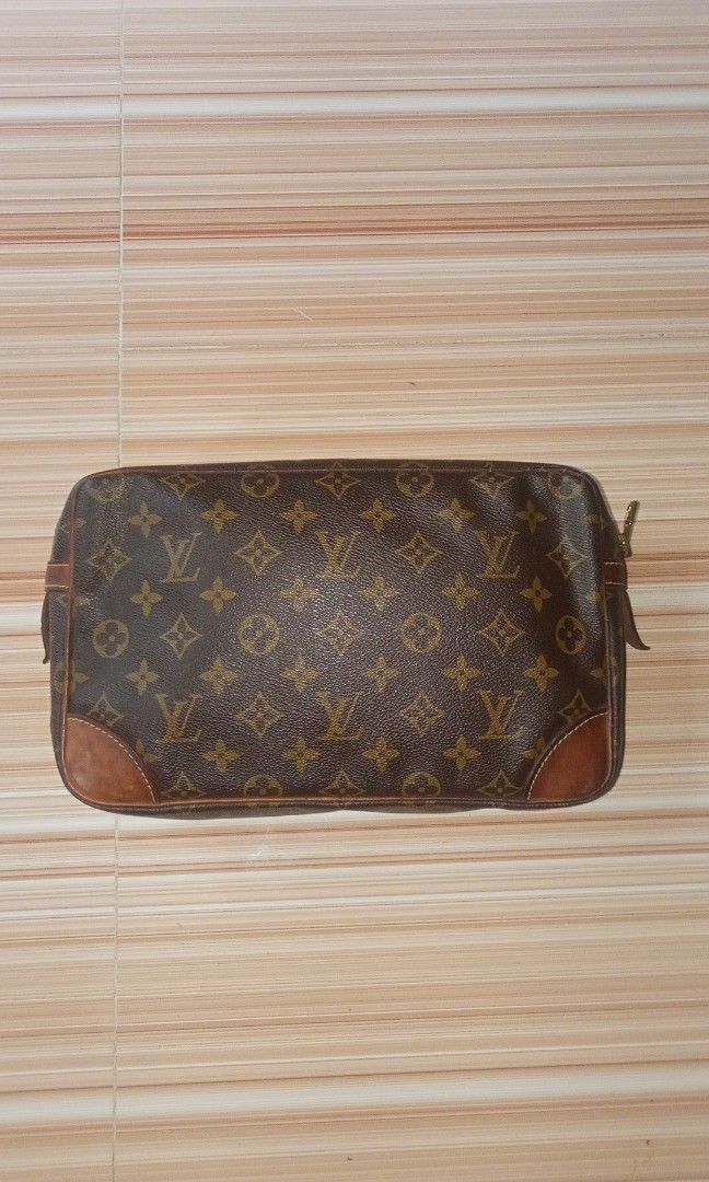 LV monogram 28 clutch bag! (Category: Luxury Bags & Wallets) located in Pagsanjan. Submitted by jj.stucci (Listing ID 1456065838, Image 2). Description: Wts!!! Vintage Elvii monogram 28 clutch bag! Authentic 100% Good condition Details are already posted! 6000 pesos only! Dm me for those who interested 📥📥.