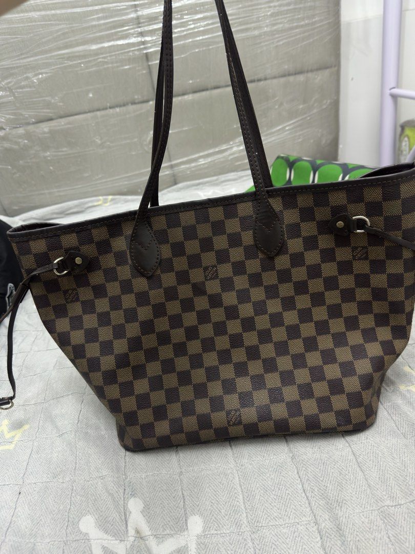 Lv neverfull MM damier (Category: Luxury Bags & Wallets) located in Caloocan City. Submitted by trebdy01 (Listing ID 1456087931, Image 3). Description: Preloved lv from usa.