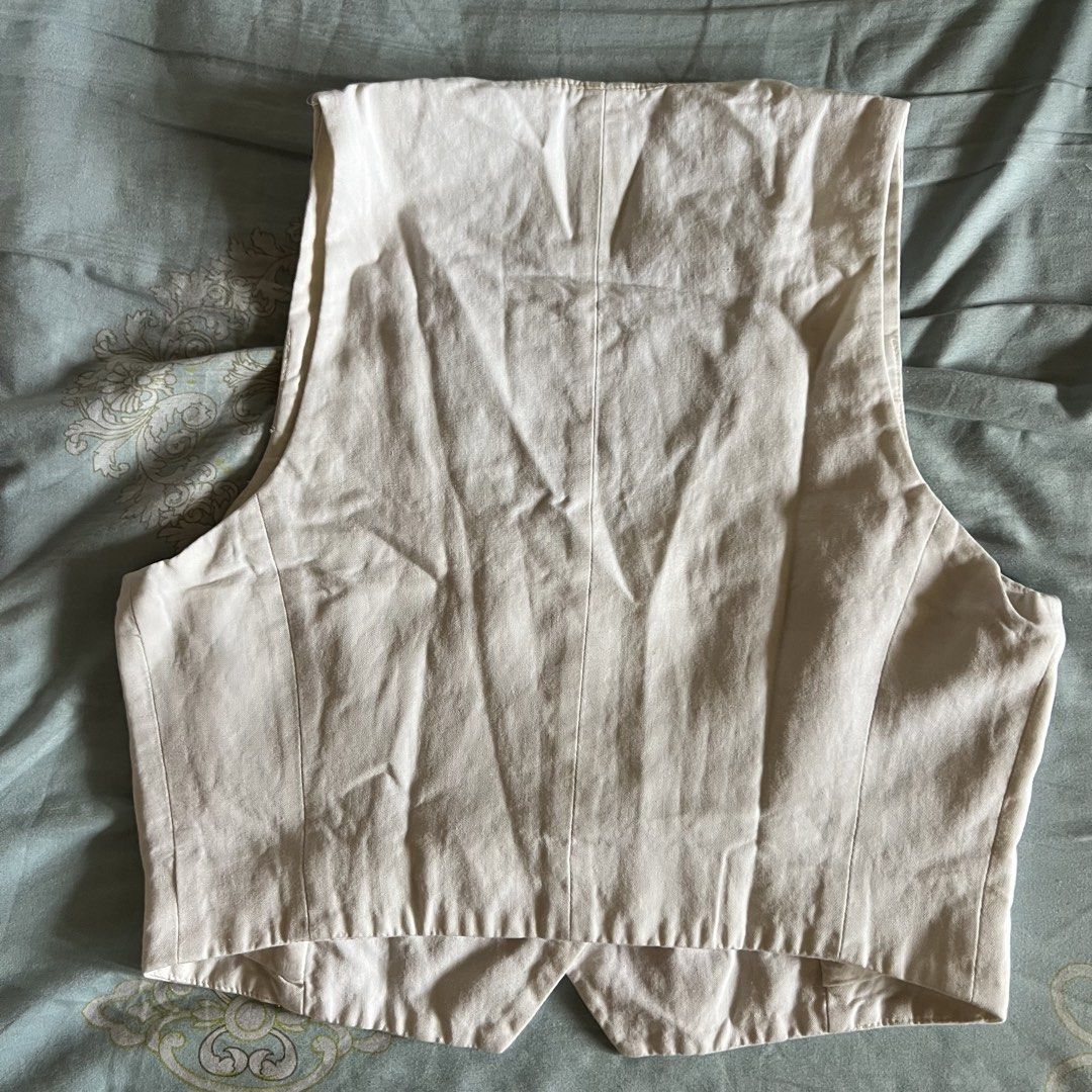 MANGO Off-White Waistcoat Vest Blouse (Category: Sleeveless) located in Manila. Submitted by camillesooo (Listing ID 1456120372, Image 2). Description: Fits s-m sizeframe.