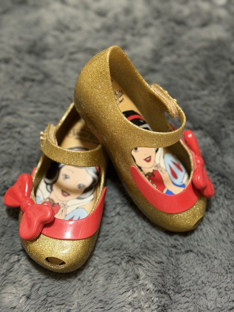 Mini Melissa Shoes Snow White (Authentic) (Category: Babies & Kids Fashion) located in Puerto Princesa. Submitted by thelittlesprout_plwn (Listing ID 1456136499, Image 2). Description: Mini Melissa Shoes Snow White Size: USA 8 EUR 24 CM 14.5 Manage your expectations. Preloved.