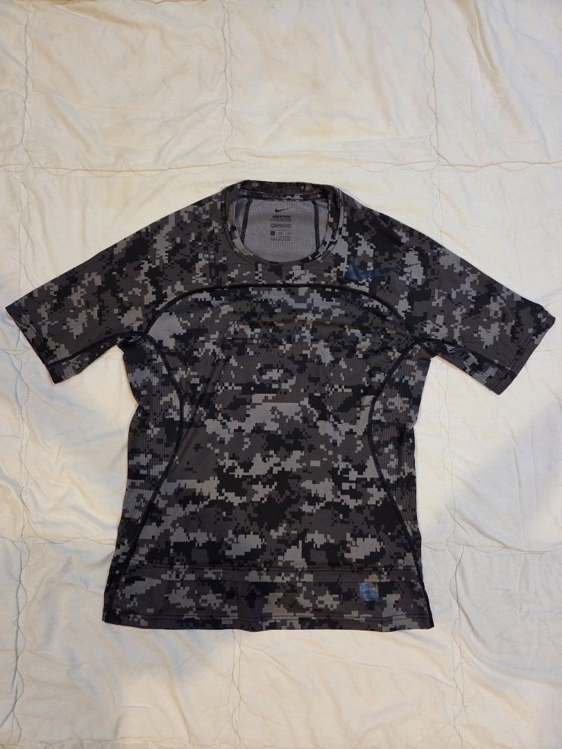 Nike Pro Hypercool Compression Digital Camo T-shirt (Category: Activewear) located in Taguig. Submitted by mightydept (Listing ID 1456135999, Image 1). Description: - Nike Pro Hypercool Compression T-Shirt - Digital camouflage pattern (grey & black) - Short sleeves - Ideal for workouts and athletic activities - Breathable fabric for enhanced comfort - Size: Medium (M).
